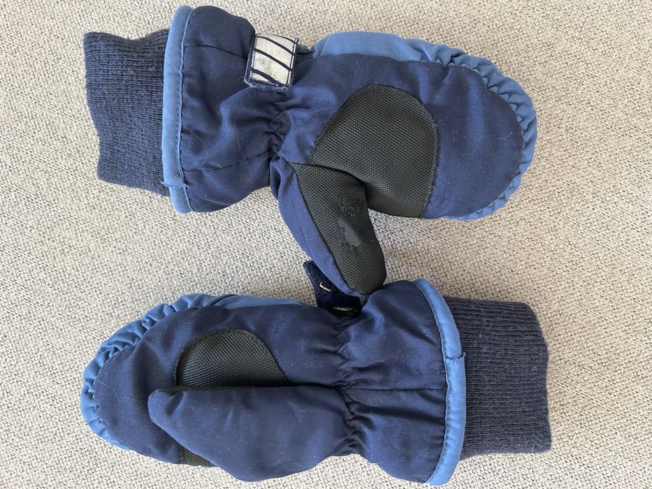 Calças, botas e luvas para a neve