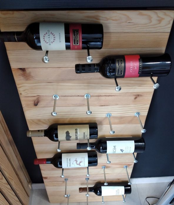 Garrafeira em pinho maciço feita á mão.