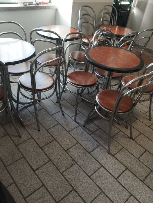 Mesas e cadeiras para café