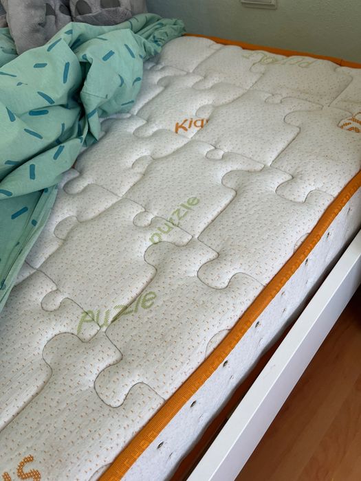 Quarto criança- cama, colchão, cómoda, roupeiro e secretária