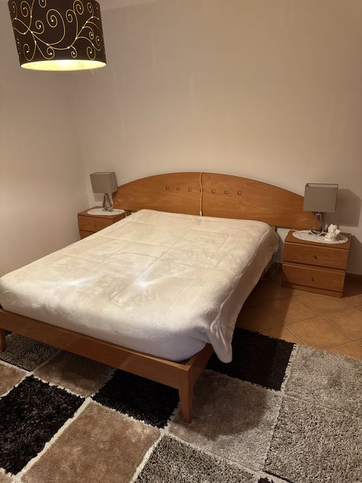 Mobilia completa de quarto (cama, mesas de cabeceira, móvel e espelho)