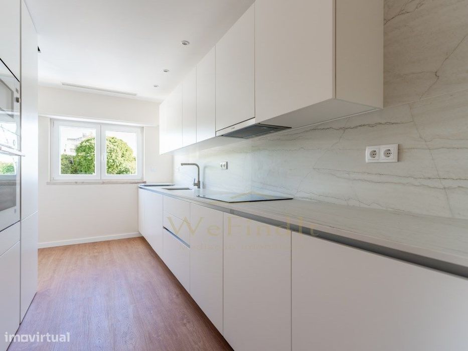 Apartamento T1 remodelado num condomínio com garagem, piscina e jar...