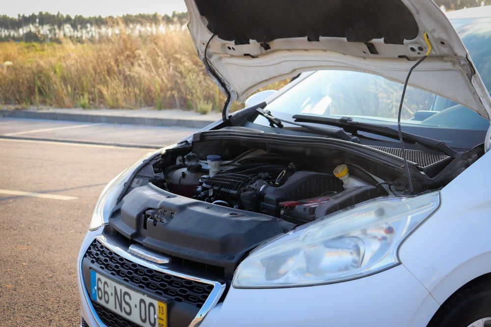 Peugeot 208  | 1.2 VTi |  2013