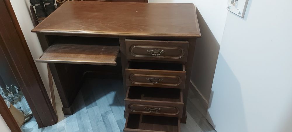 comoda conjunta escritorio ou arrumaçap em quarto conjunto com  notebo