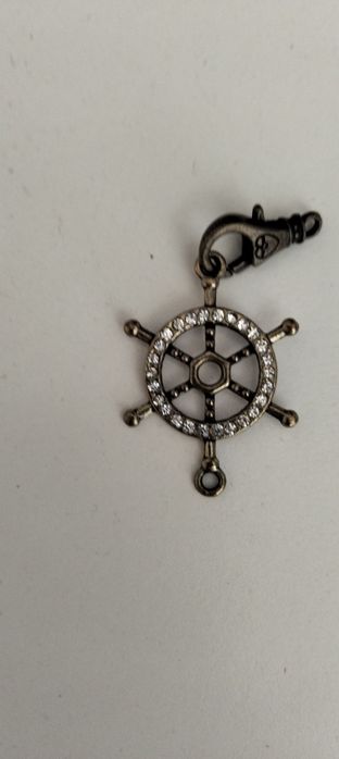 Roda de leme muito antiga  em bronze com pedrasbrilhantes para porta chaves etc etc