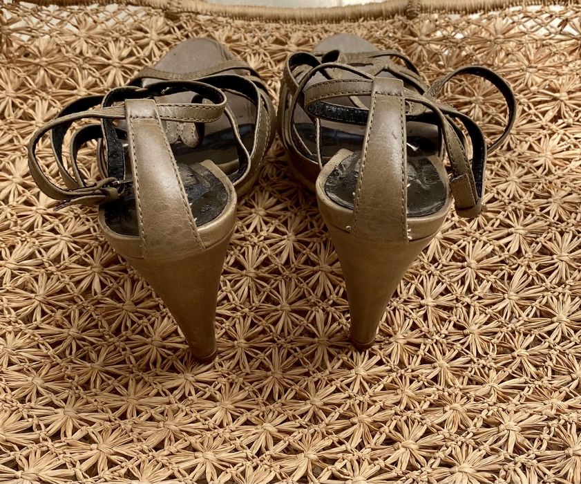 Sandálias brasileiras, em pele, cor tope, feitas à mão, muito elegante