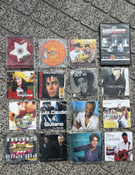 Cassetes, CDs com filmes e com músicas, mais um jogo de computador