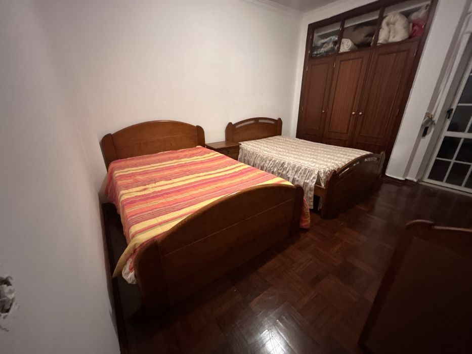 Quarto de Casal com mesas de cabeceira e comodas com espelho