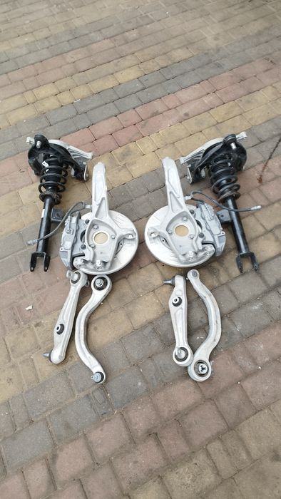 Кулак поворотний передній ліва / права (цапфа) у зборі з диском та супортом Tesla Model 3 (1044311-00-E / 1044621-00-D)