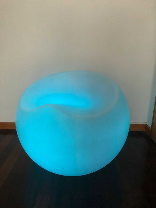 Banco com luz led RGB recarregável.