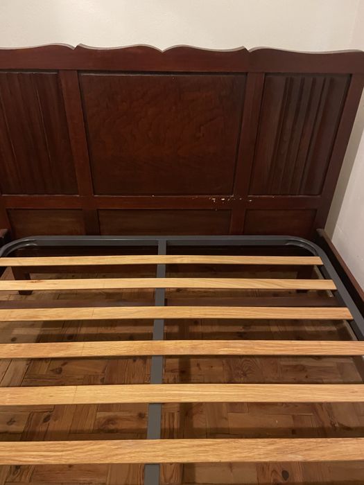 Cama de solteiro antiga