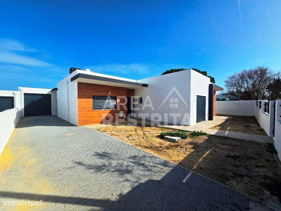 Moradia Isolada T3, c/Piscina e Garagem em Brejos Azeitão