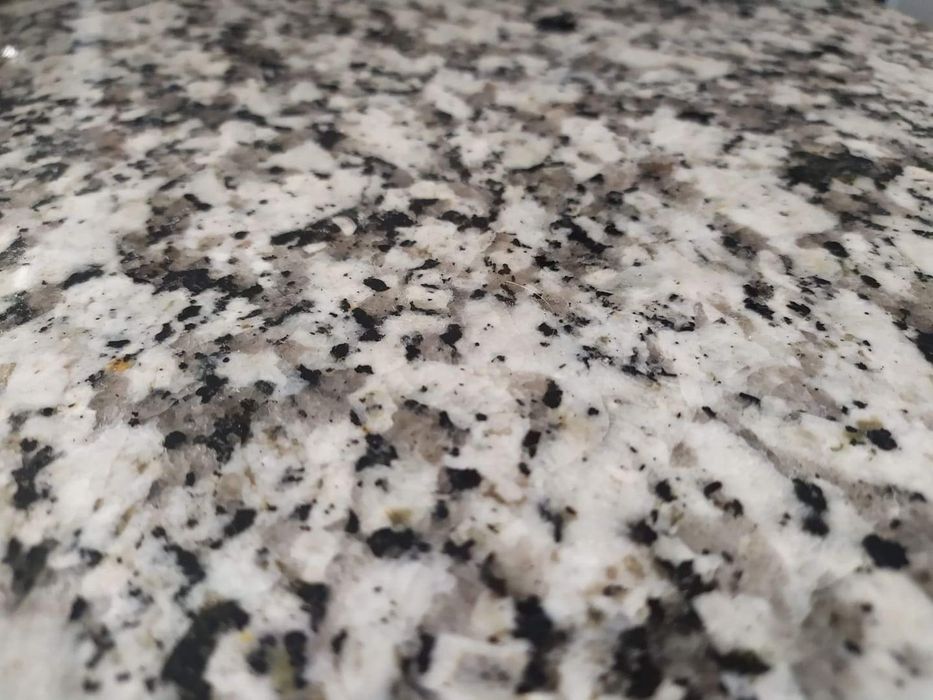 Lavatório e torneira ROCA com pedra em granito