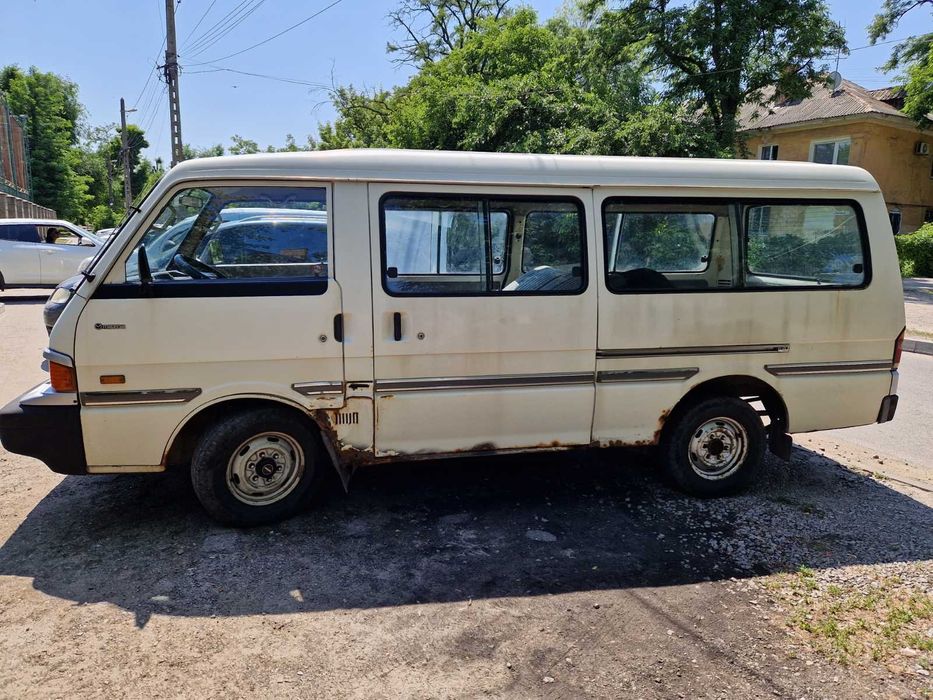 Автомобиль  MAZDA E2000