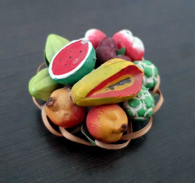 Miniatura de cabaz de frutas exóticas pintado à mão