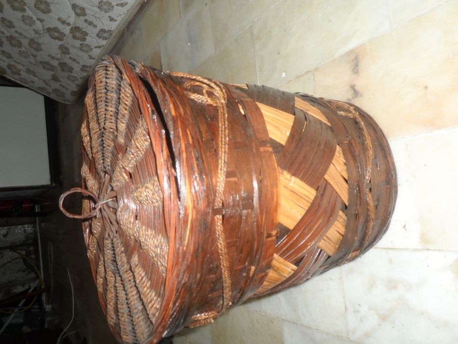Conjunto de tres cestos, vasos em palhinha , vime