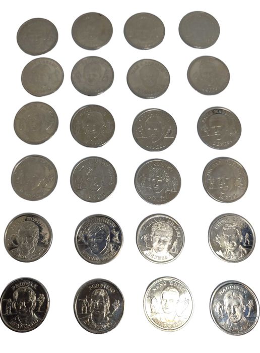 Conjunto de 24 moedas comemorativas.
