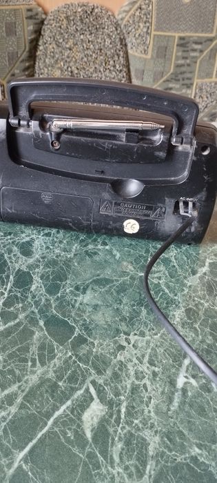 Радиоприемник с телескопической антенной.