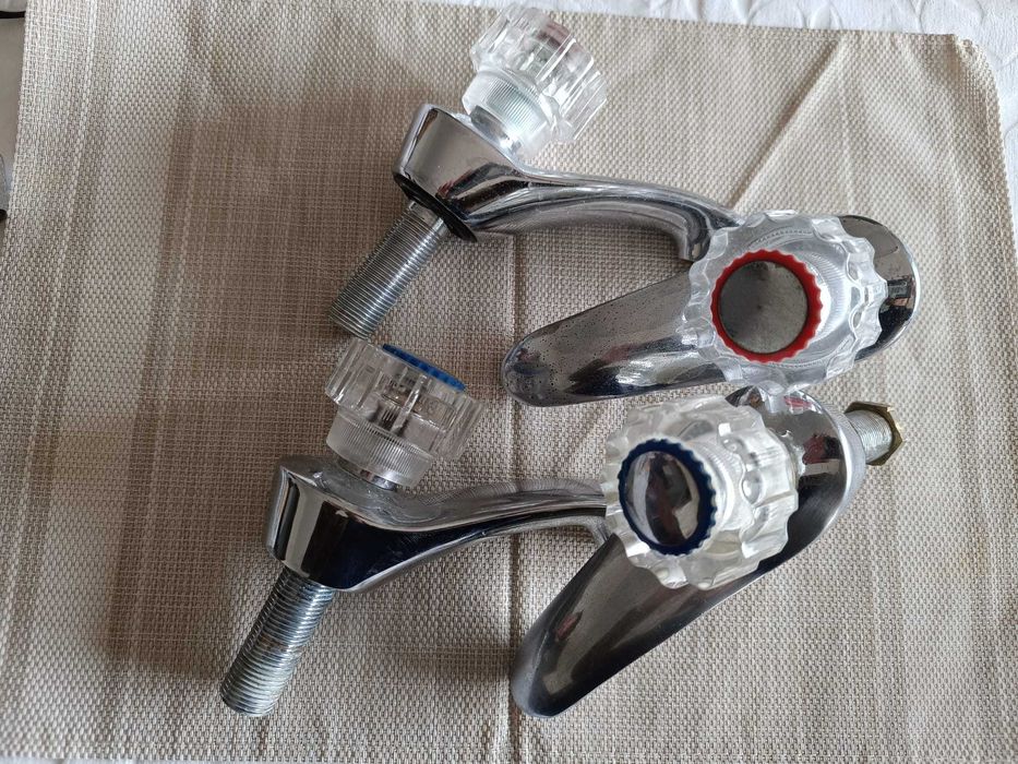 Torneiras água quente e fria