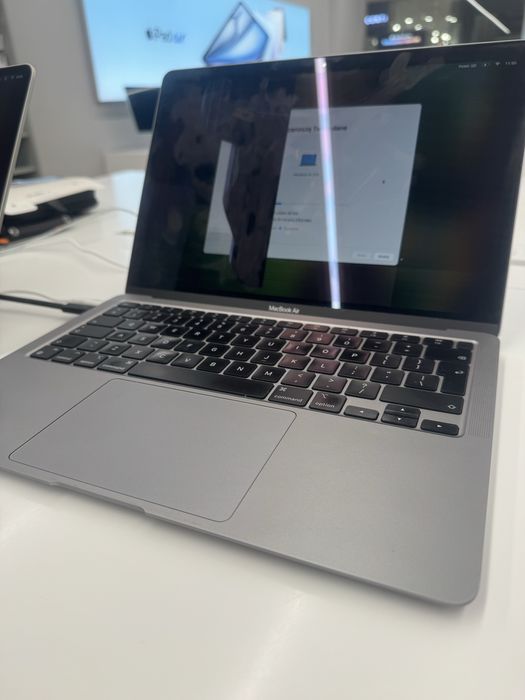 Macbook, zakupiony rok temy, uszkodzona matryca