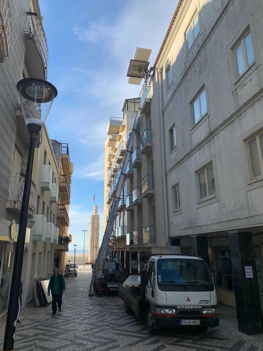 Elevador exterior (grua)plataforma. liftservice . Mudanças, obras,.