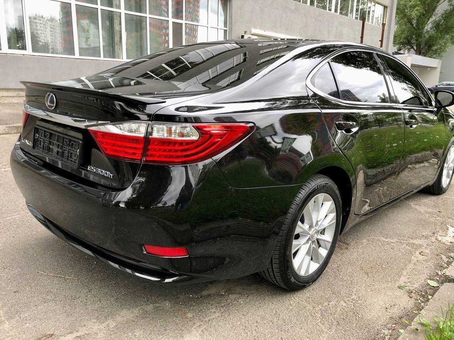 Гібрид седан Lexus ES 2013