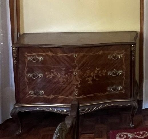 Cómoda de quarto clássica em madeira
