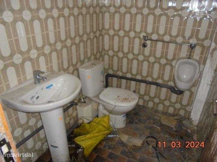 Armazém com 400 m2 junto ao Pingo Doce da Guarda Gare