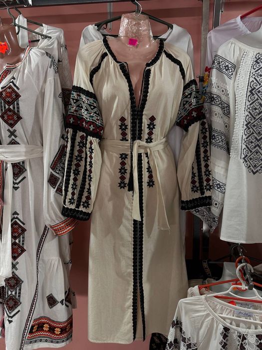 Жіночі вишивані сукні