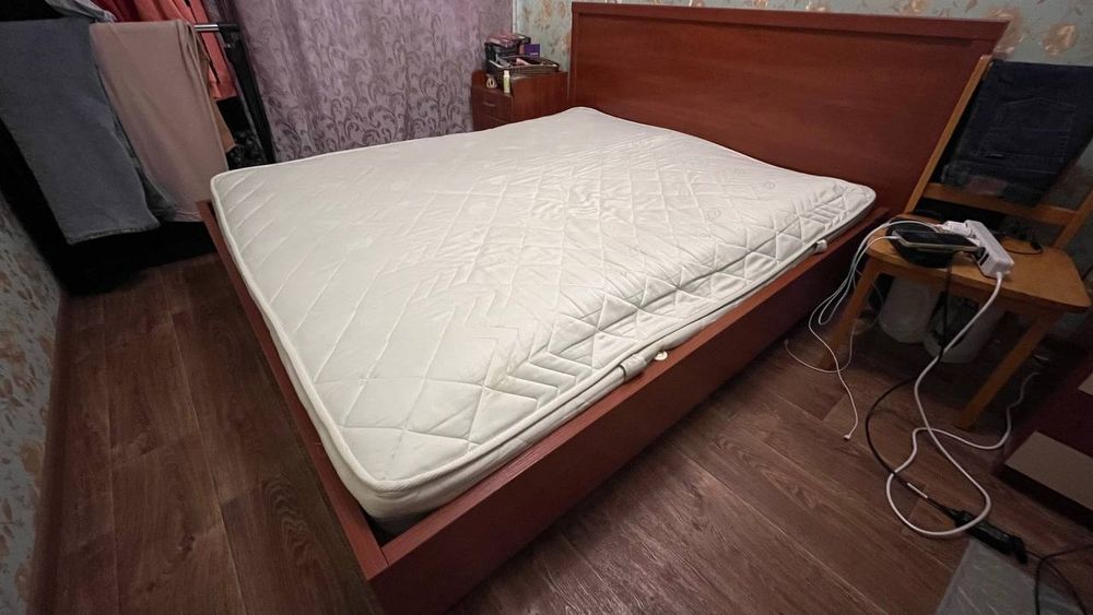 Ліжко двуспальне з матрацом