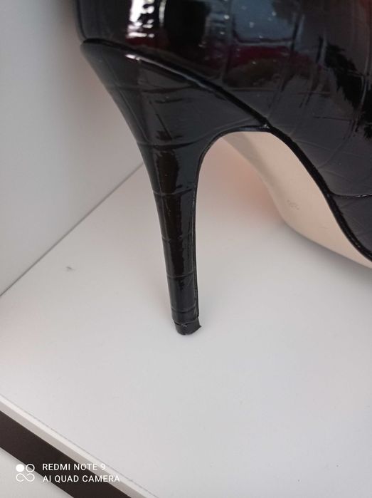 Stiletto marca GUESS