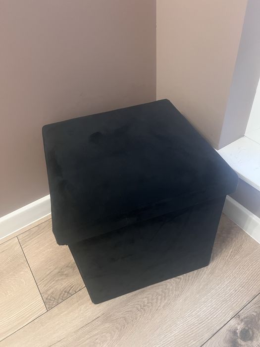 Welurowa czarna pufa