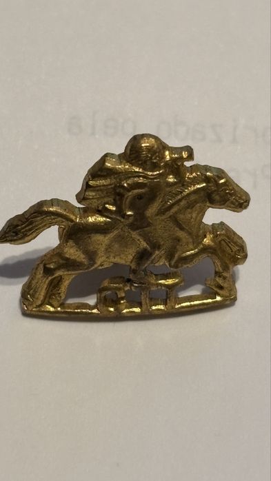 Dois pin antigos CTT e um emblema raros
