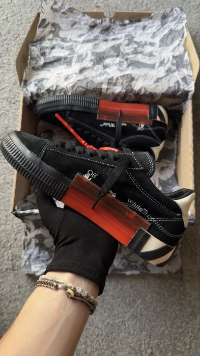 Off-White Low Vulcanized Black/White Suede EU38