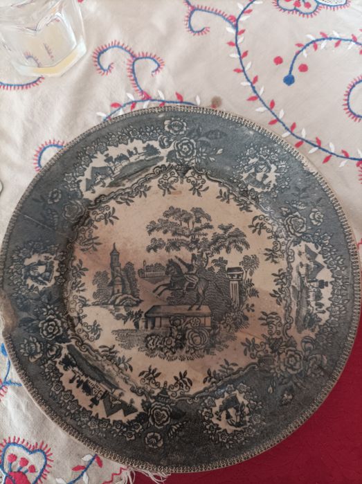 Prato muito antigo com restauro ano 1887