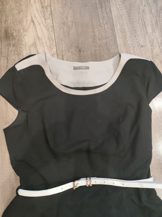 Elegancka sukienka z paskiem