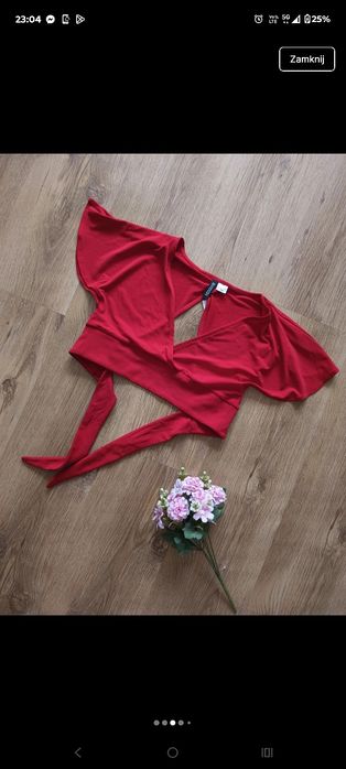 Czerwony crop top z wiązaniem ma plecach