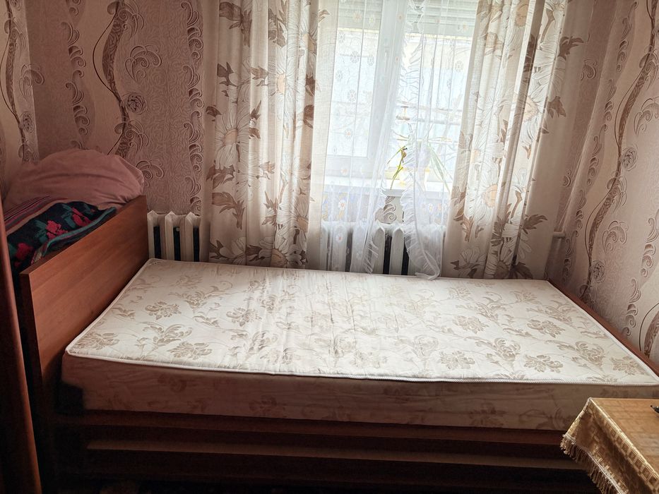 Ліжко односпальне, з якісним матрацом. У гарному стані.