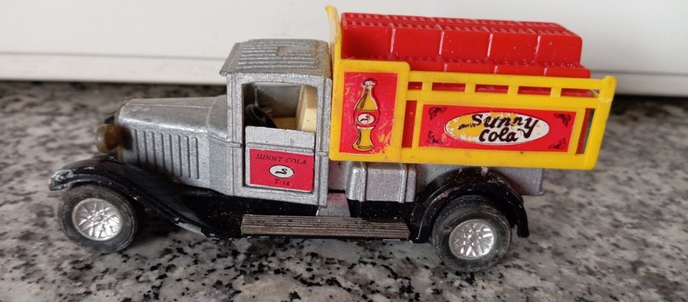 Camião antigo de coleção sunny cola