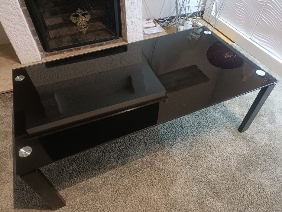 Mesa de centro em metal e vidro preto