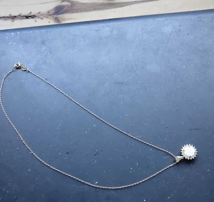 Colar prata dourada com pendente opala e brilhantes