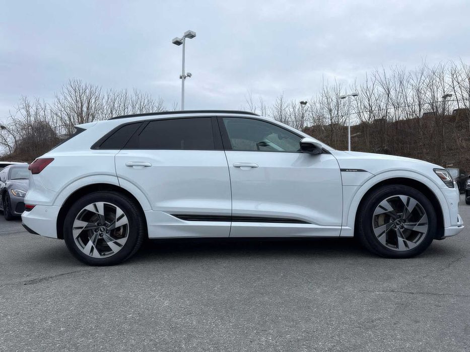 Audi e-tron Premium quattro      2022