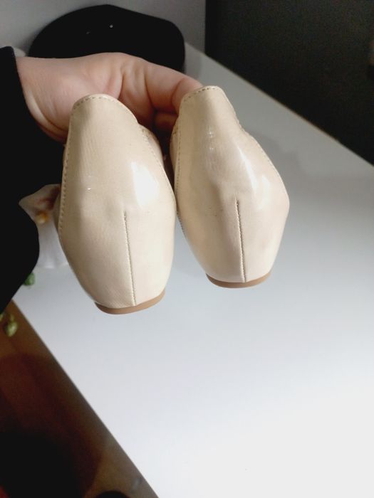 Nowe Eleganckie buty damskie   bezowe na małym koturnie 39