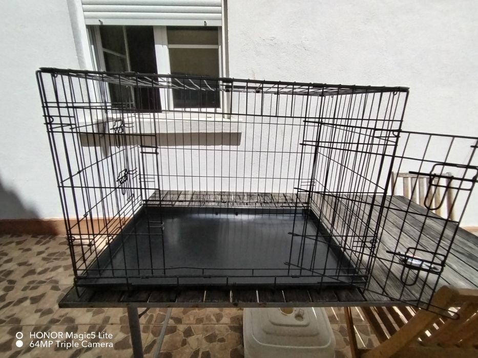 Jaula para cães de porte médio, dobrável e fácil de arrumar/transportar. Muito pouco uso.
