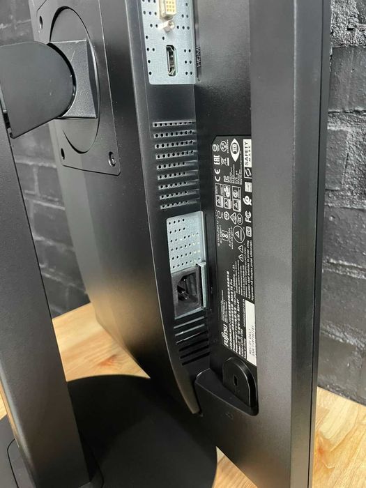 Fujitsu 24 дюйми B24 8 TS Pro для роботи є кількість