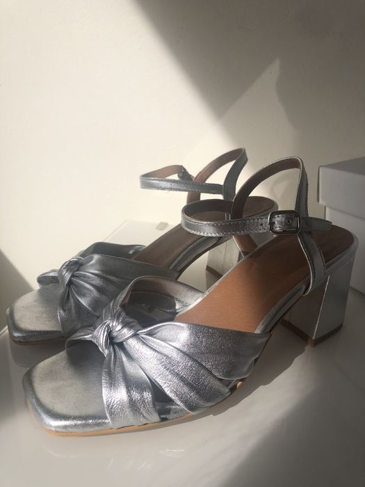 Sandália prateada de festa