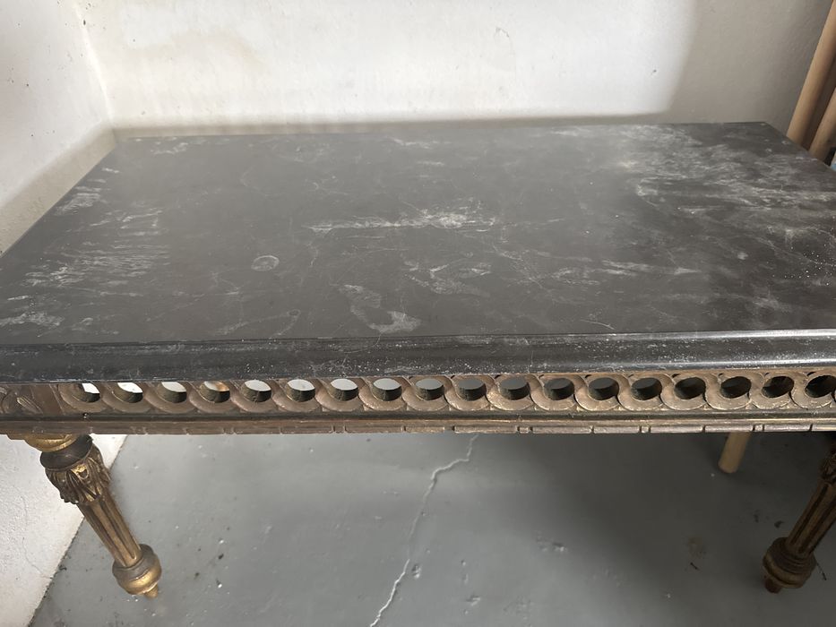 Mesa de apoio dourado da com tampo de marcmore