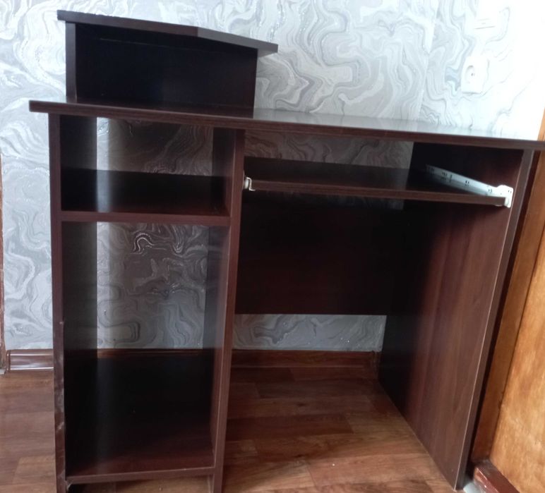 Письмовий стіл в хорошому стані