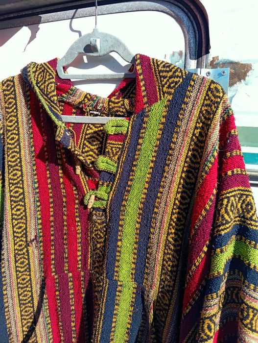 Poncho hippie étnico vintage em tecido grosso