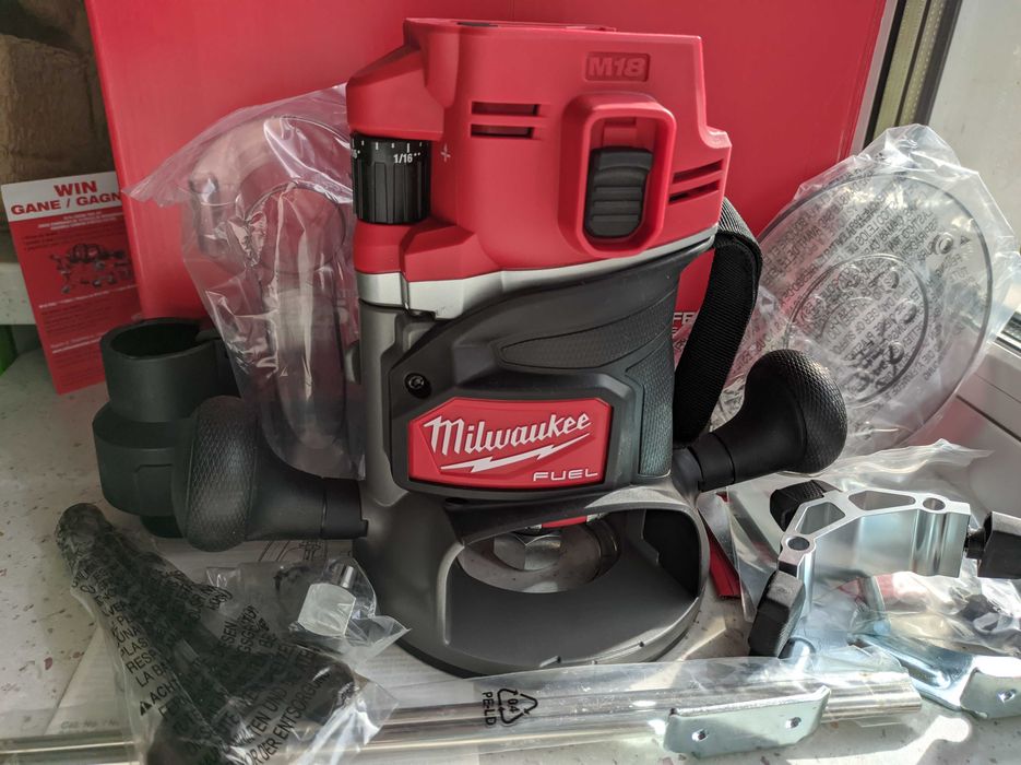 Аккумуляторный бесщеточный фрезер Milwaukee M18 2838-20 (FR12KIT-0P)